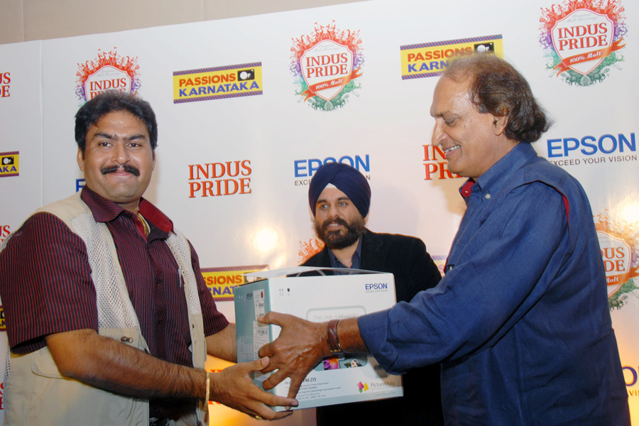 Astro Mohan award receiving by Raghu Rai